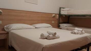 Safe på rommet, skrivebord og wi-fi (inkludert)