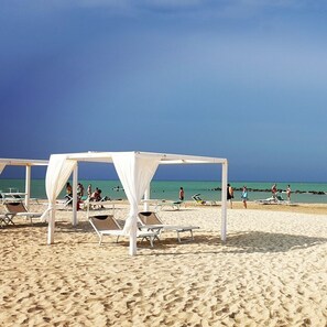 A beach with white canopies and sun loungers. - Hotel Brezza (Rimini)