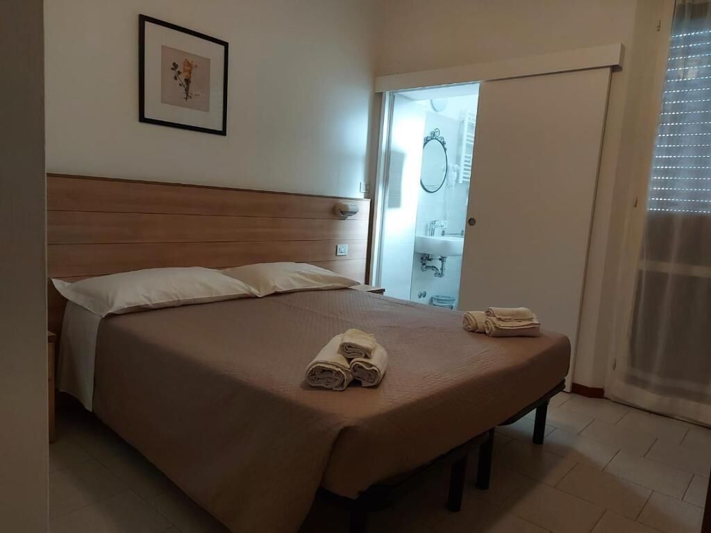 In-room safe, desk, free WiFi