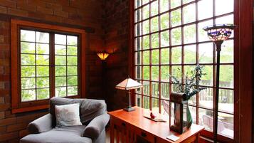 Cabin, 4 phòng ngủ, ban công, quang cảnh sông | Khu phòng khách | TV màn hình phẳng, lò sưởi