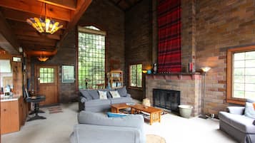 Cabin, 4 phòng ngủ, ban công, quang cảnh sông | Khu phòng khách | TV màn hình phẳng, lò sưởi