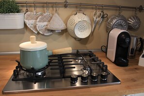 A kitchen with a stove, pots, and a coffee maker. - L'Alba sui Templi - Bed & Breakfast (Agrigento)