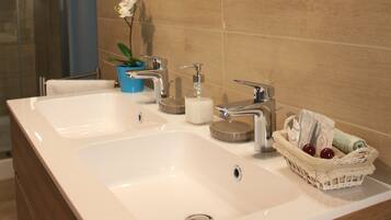 Suite Junior, balkon, pemandangan lembah (Ensuite) | Kamar mandi | Shower, perlengkapan mandi gratis, pengering rambut, dan kloset