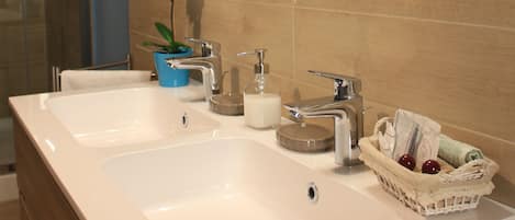 Junior Suite, Balcony, Valley View (Ensuite) | Bathroom | Shower, free toiletries, hair dryer, bidet