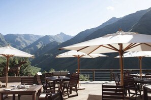 2 restaurants servant le petit déjeuner, le déjeuner et le dîner