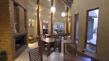 2 restaurants, breakfast served