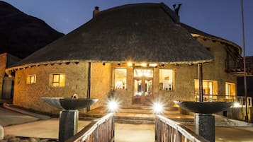 Mặt tiền nơi lưu trú - ban đêm