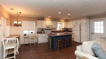 Cottage, 3 Bedrooms, Lakeside | Private kitchen | Fridge, microwave, coffee/tea maker