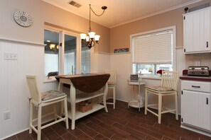 Cottage, 3 Bedrooms, Lakeside | Private kitchen