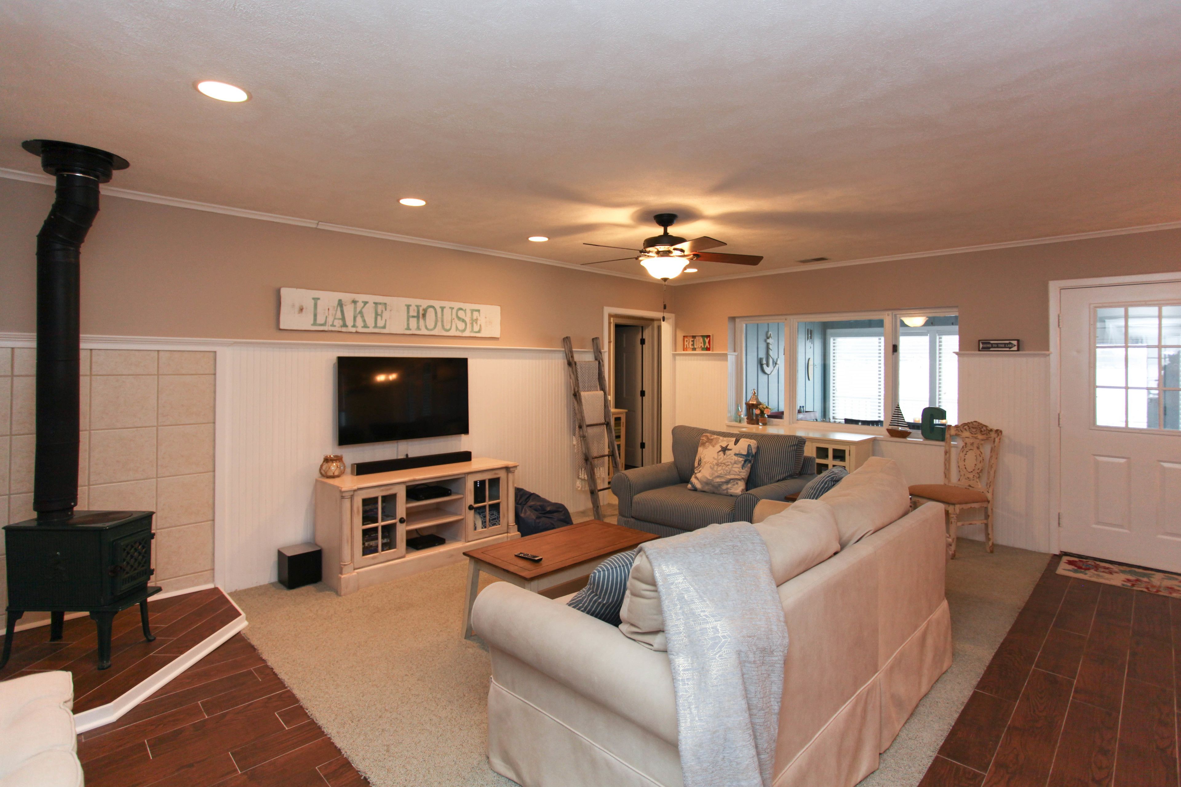 Cottage, 3 Bedrooms, Lakeside | Living room | Flat-screen TV, fireplace