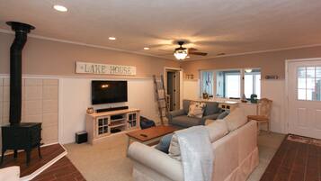 Cottage, 3 Bedrooms, Lakeside | Living room | Flat-screen TV, fireplace