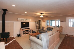 Cottage, 3 Bedrooms, Lakeside | Living room