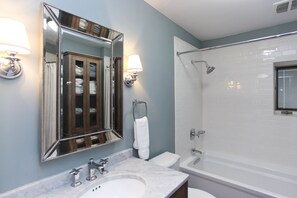 Cottage, 3 phòng ngủ, cạnh hồ | Phòng tắm | Vòi sen/bồn tắm kết hợp, đồ dùng nhà tắm miễn phí 