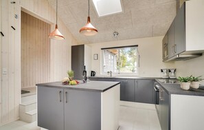 Frigorífic, placa de cuina, rentaplats i cafetera i tetera