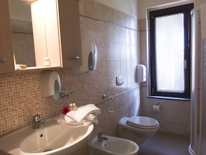 Double Room | Bathroom | Shower, free toiletries, bidet, towels