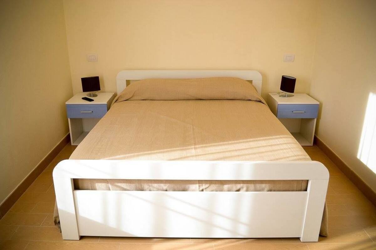 Ropa de cama de alta calidad, escritorio y internet por cable gratis