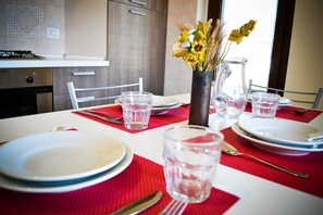 Desayuno con opciones de la cocina local incluido todos los días