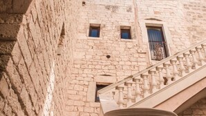 A stone staircase leading up to a building with a balcony. - Dimora dell'Osanna (Carovigno)