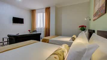 Deluxe Twin kamer | Luxe beddengoed, een kluis op de kamer, een bureau