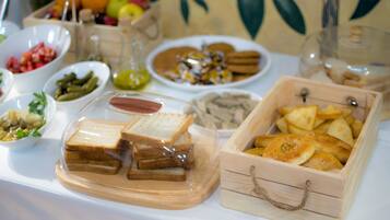 Daily buffet breakfast (USD 6 per person)