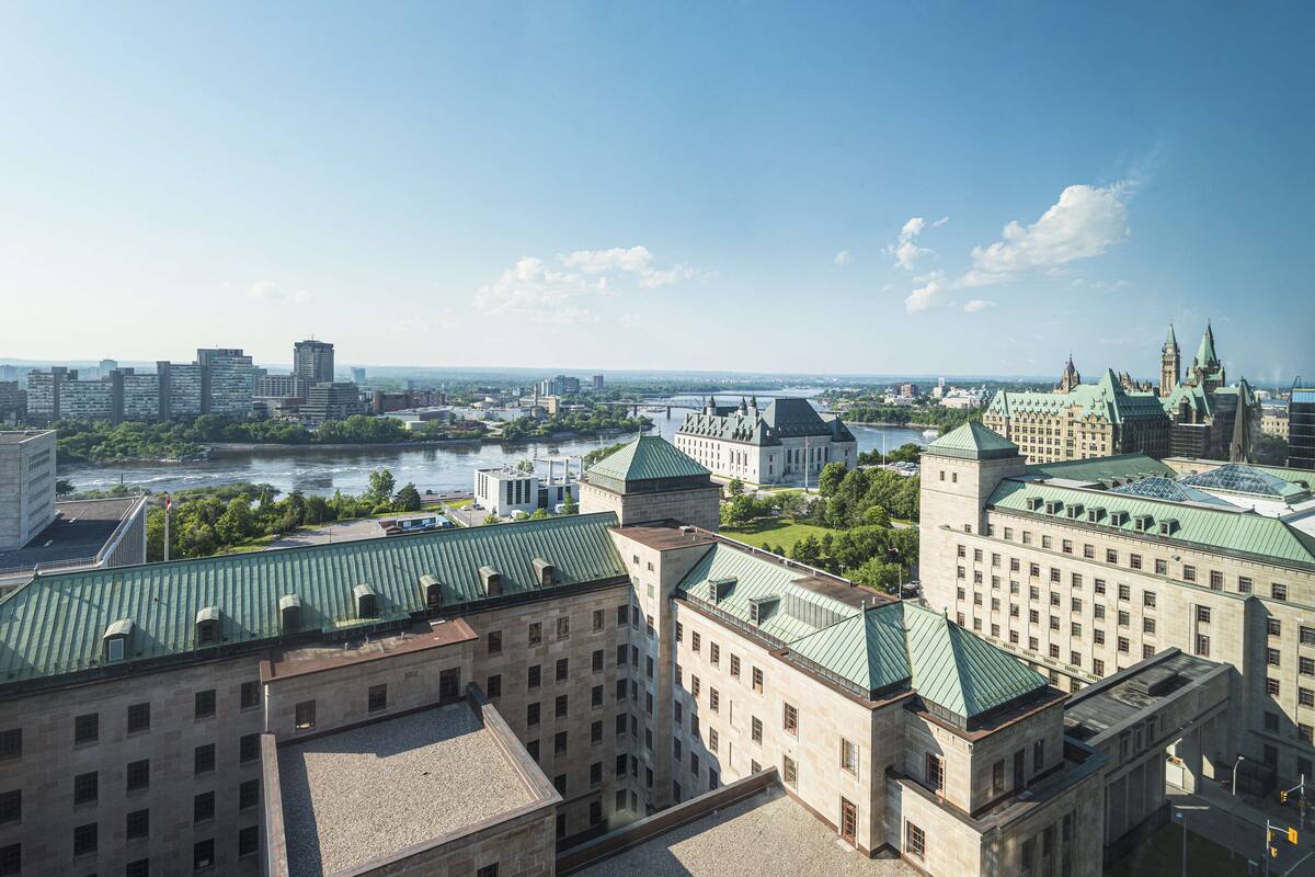 Un paysage urbain avec des bâtiments historiques et une rivière.