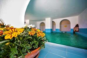 Indoor pool, outdoor pool, pool umbrellas, sun loungers - Hotel La Mandorla (Barano d'Ischia)