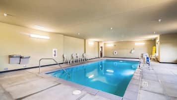 Piscina interna, espreguiçadeiras