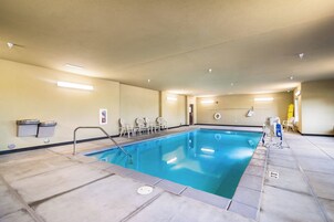 Piscina interna, espreguiçadeiras