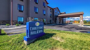 Um letreiro de hotel com a inscrição 'Cobblestone Hotel & Suites'.
