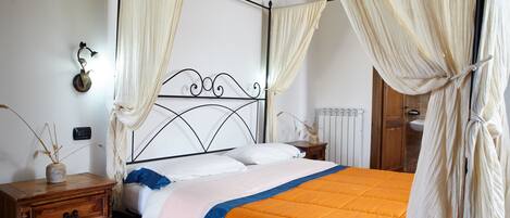 Deluxe kamer | Een bureau, babybedden, extra bedden, gratis wifi