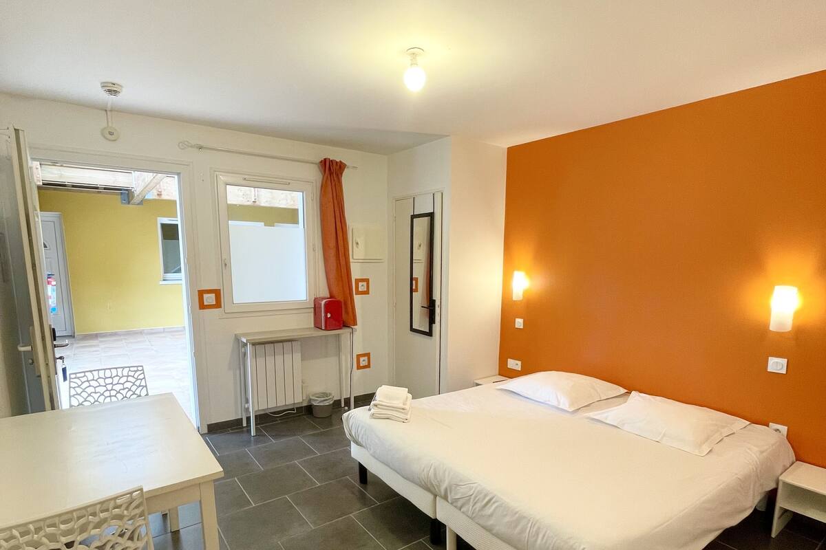 Chambre PMR | Premium bedding, desk, laptop workspace, soundproofing