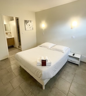 Comfort-Zimmer | Hochwertige Bettwaren, Schreibtisch, laptopgeeigneter Arbeitsplatz