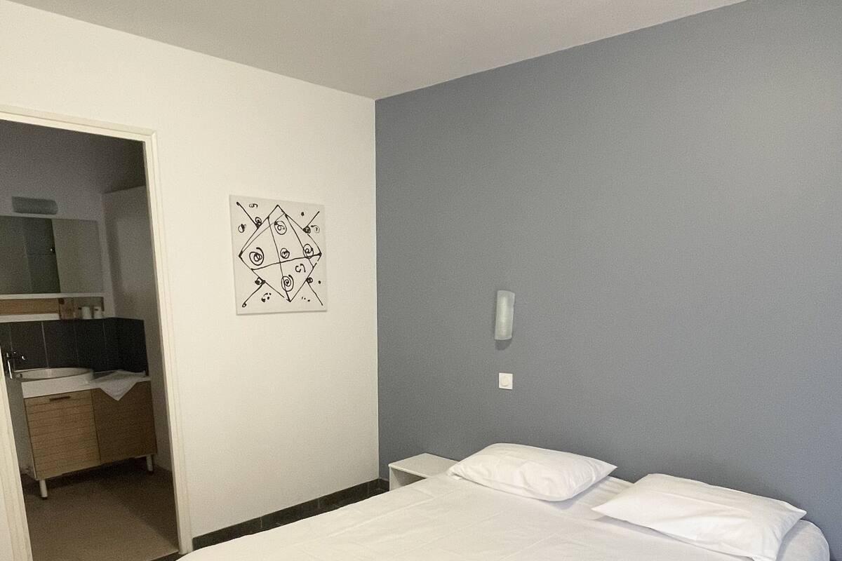 Economy Room | Premium bedding, desk, laptop workspace, soundproofing