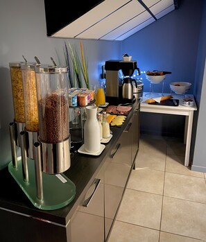 Petit déjeuner buffet (10 EUR par personne)