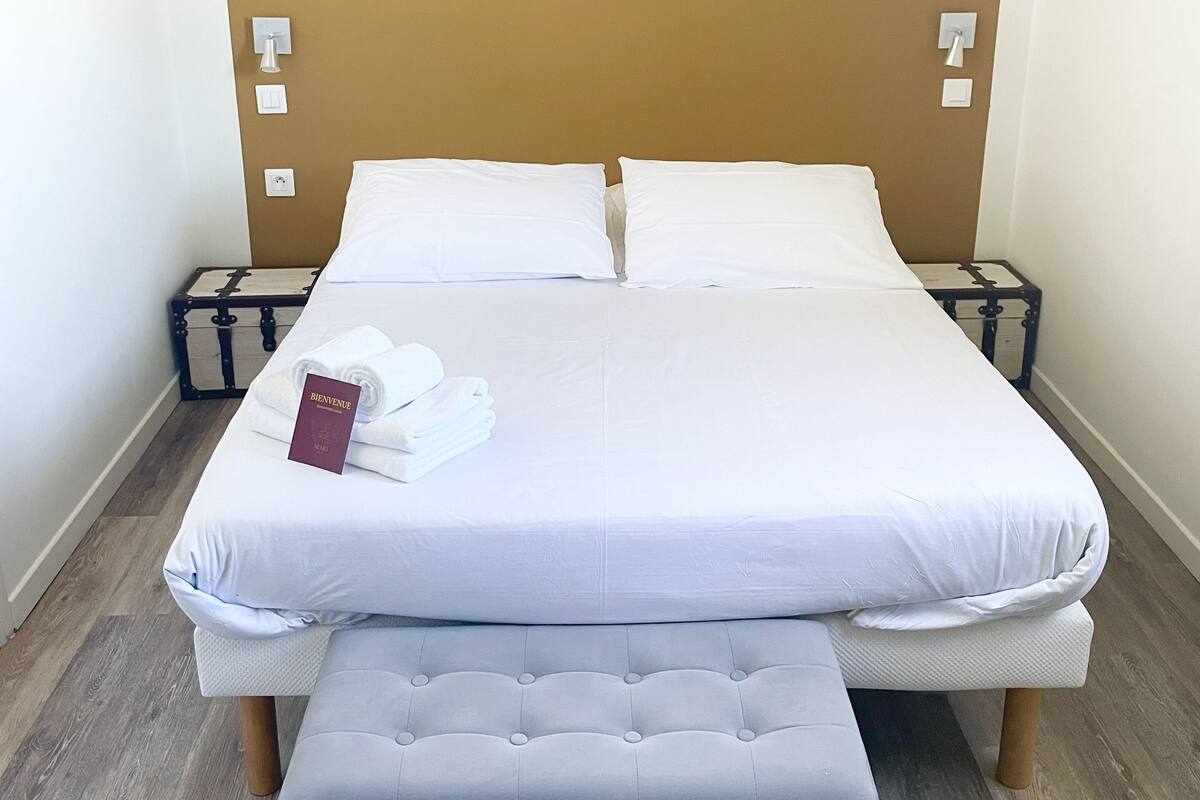 Business Room | Premium bedding, desk, laptop workspace, soundproofing
