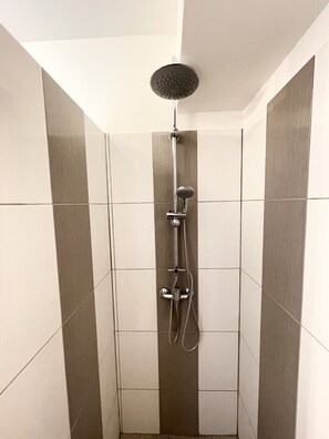 Rainfall showerhead, free toiletries, hair dryer, towels - Hotel NEMO (Sauvagnon)