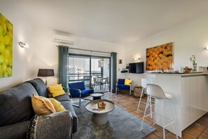 Smart TV, chimenea y libros