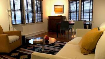 Cottage trung tâm thành phố, 2 phòng ngủ, bồn tắm nước nóng | Khu phòng khách | TV màn hình phẳng