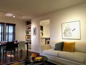 City Cottage, 2 Bedrooms, Hot Tub | Living area | Flat-screen TV - Ellis Street Getaway (Douglas)