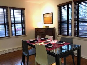 City Cottage, 2 Bedrooms, Hot Tub | In-room dining - Ellis Street Getaway (Douglas)