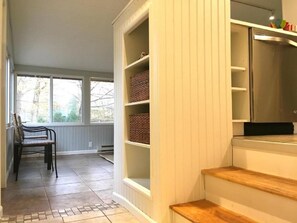 City cottage, 2 slaapkamers, hot tub | Woonkamer | Een flatscreentelevisie