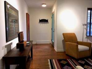 City cottage, 2 slaapkamers, hot tub | Woonkamer | Een flatscreentelevisie