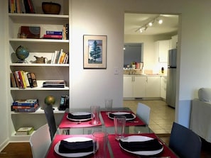 City Cottage, 2 Bedrooms, Hot Tub | In-room dining - Ellis Street Getaway (Douglas)