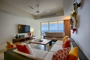 Condo | Área de sala de estar | Televisión de pantalla plana 