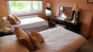 Habitación superior con 2 camas individuales | Muebles diferentes, wifi gratis y ropa de cama