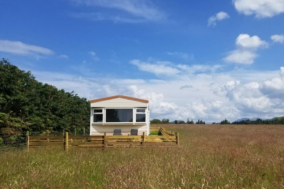 Casa rodante Confort, 2 habitaciones, vista a la colina, junto a la montaña | Muebles diferentes, wifi gratis y ropa de cama