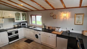 Garden Cottage | Private kitchen | Fridge, microwave, oven, stovetop