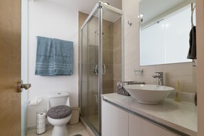 Departamento, 2 habitaciones | Baño | Regadera, amenidades de baño gratuitas, secadora de cabello, toallas 