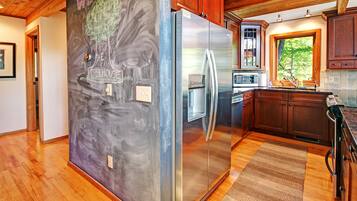 Deluxe Cabin, 5 Bedrooms | Private kitchen | Fridge, microwave, coffee/tea maker