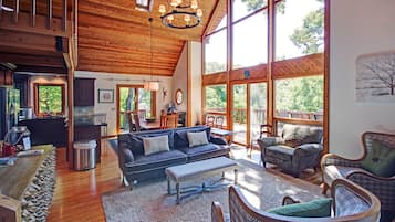 Cabin Deluxe, 5 phòng ngủ | Phòng khách | TV màn hình phẳng